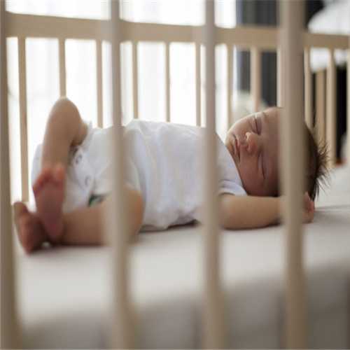 成都代孕生殖套餐:新生儿睡觉吭吭还使劲